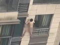 官方回应“男子赤身裸体趴在6楼外”：情绪不佳，欲轻生 ！