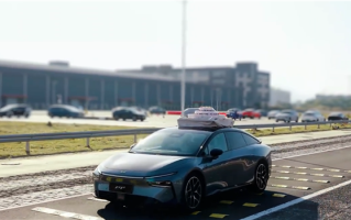 小鹏P7+上市一周年官方整活：车顶载32寸大蛋糕平稳过减速带 ！