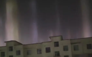 内蒙古多地夜空现大面积七彩光柱！气象局：冰针冰柱经城市灯光散射形成 ！