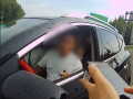 高速奇葩情侣：女子有驾照但没胆开 男子有胆子开但没证 ！