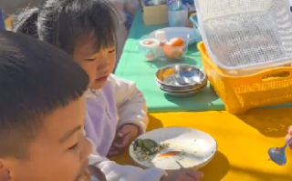 幼儿园小朋友烧火做饭 园方：特色教学 家长孩子们都喜欢 ！