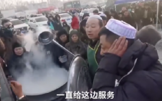 甘肃市民路边支锅连夜煮饺子支援 ！直言：“因为我是中国人，这个时候必须要来” ！