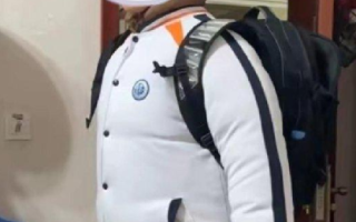 校服必须外穿学生肿成轮胎人：胳膊更是像企鹅一样放不下去 ！
