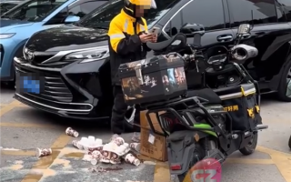 外卖小哥打翻32杯奶茶原地发愣 品牌方回应：会优化包装 ！