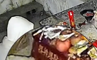 男子拜财神后偷香火钱:就当借的，等以后有钱了再还给财神！