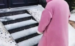 女生回家 门口6个台阶半天走不上去 ！网友调侃：“你这比拿冰箱那节目还难上去” ！