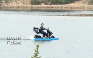 广西一男子骑电车“水上漂” ！车管所：不能将改装车开上路 ！
