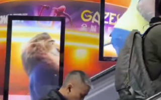 上海地铁开启疯狂动物城模式：手扶梯上的乘客与动画片中的角色同框，代入感非常强 ！