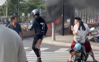 疑爆改电瓶车当街起火：骑车男子裤子被烧掉一半 !