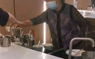 刘强东母亲现身京东食堂煮饺子 ！网友：太勤快了 ！