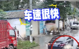 老人抱着孩子蹲在门口路边险被车撞 ：目前家人已经报警 ！