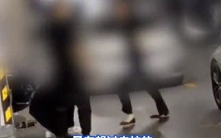 2位宝马女司机因车位厮打 小伙现场围观未制止被网暴：回应自己懵了 !