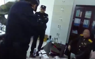 两男子假冒北京军区工作人员被抓：现场查获假冒军服2套、相关证件7本及“身份工牌”等 ！