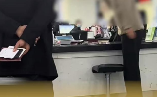 女子办事大厅发飙:每次都说缺材料 ！拍摄者：服务大厅还跳着叫号 ！