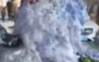 新人婚礼上被众人狂喷泡沫成雪人 ！目击者：当时场面特别混乱，最后只能简单清理下举行仪式 ！