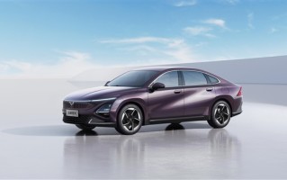目标直指比亚迪！中型插电混动家轿五菱星光发布：仅9.38万起 ！