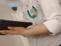 海底捞服务员戴打赏二维码 品牌方回应 ！