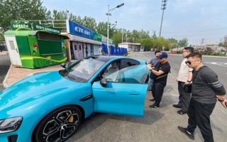 小米SU7被马来西亚游客围观：29.99万还是很便宜的 ！