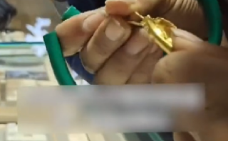 男子2万买金镯发现内藏2根金丝：店家已承认是配重 ！