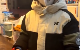 5岁娃将奶奶的金镯子送给妈妈 ！网友：这儿子没白养！