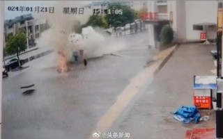 重庆一小孩往下水道扔鞭炮后引发爆炸 井盖炸飞数米：现场太惨 ！