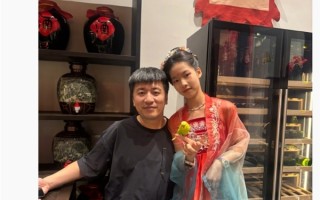 张雪峰晒10岁女儿合影祝开心：曾称女儿去哪个银行 就把过亿存款存哪 ！