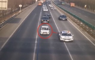 高速惊现老头乐不到50迈一路压车 车主回应引众怒：网友吵翻为何不重罚只教育 ！
