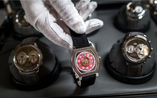 F1传奇车手舒马赫腕表被拍卖：2块拍出将近1500万 ！