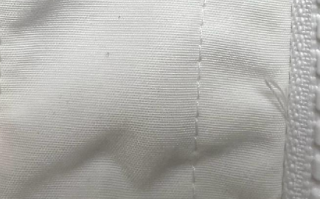加拿大鹅9500元羽绒服被疑瑕疵品：门襟上，还有部分未修剪干净的线头 ！