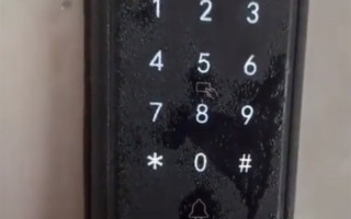 女子受回南天影响 有家进不了：智能门锁无法识别 ！