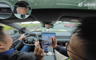 何小鹏驾驶新小鹏P7德国高速狂飙：雨天开234km/h !