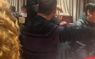顾客戴孝用餐被店员提醒摘下！当事饭店回应称只是劝导，并非强制 ！