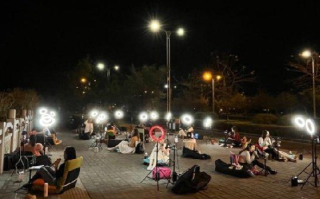 广西桂林网红扎堆大桥直播：民警多次劝离 主播们“打游击”方式坚守此地 ！