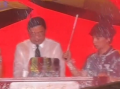 大学校长雨中演讲 俩学生撑伞精准“引流”浇头 网友：两边伞都流 就叫双一流 !