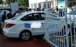 驾校学员练车失控撞翻护栏冲到4S店 网友：这是真着急买车了 ！