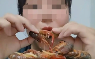 女子吃生腌小龙虾吸虾头惊呆网友 医生：虾头最毒 ！