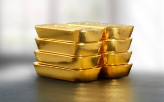 老凤祥回应店员清洗手镯时蹭掉logo：已置换等克重产品 ！