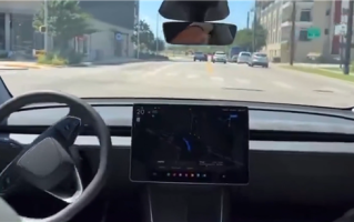 特斯拉Robotaxi上线第一天问题多：严重画龙、直接停在十字路口 ！