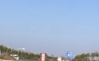断头路无指示牌致多车出事故：不仅要修车还要赔钱给村民！
