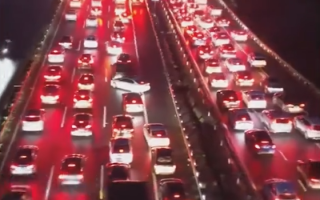 返程高峰来临：实拍多路段车辆拥堵缓行 尾灯连成一条红线 ！
