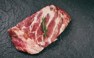 张家界荒野求生选手抓野猪：吃到流油 !