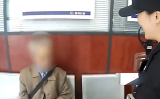 八旬大爷误把主播当“女友”千里奔现：以为对方的视频都是单独发他的 ！