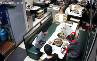 男子吃火锅被“天降”老鼠抓破头：商户和商场互相推诿不负责任 ！