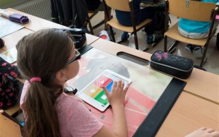 离大谱！美国政府：剥夺哈佛大学招收国际学生资格 在读留学生必须 ！