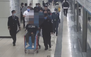 大姐爬完香山就献血地铁内虚脱！网友：东北人热心肠不是盖的！