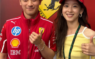 章泽天现身F1英国大奖赛：晒与F1车手周冠宇合照 笑容甜美 ！