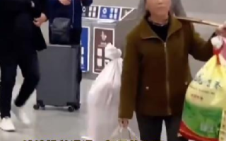 婆婆挑扁担来上海照顾怀孕儿媳 ！网友：小小的个子挑着对儿媳满满的爱！