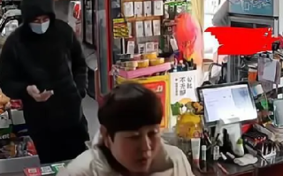 小伙买烟后亮身份证索要1万元！直言：“我未成年，你违法了” ！