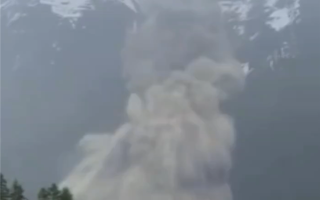 瑞士超350万立方米冰川崩塌！土石流吞没山脚小村 !