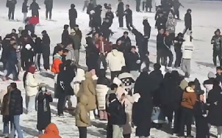 大学生雪地撒欢:放烟花、舞狮子 ！​网友热评：整活还得看大学生！